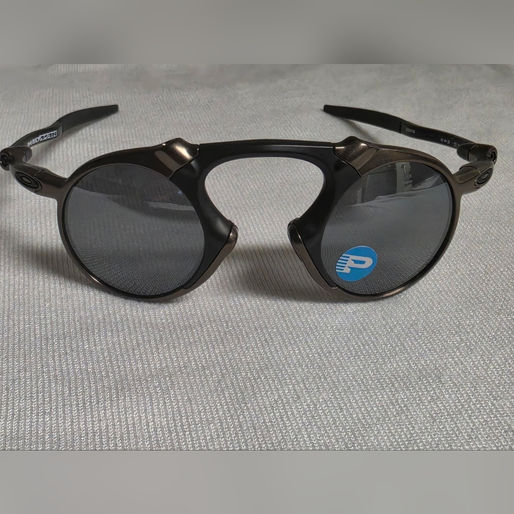 Oakley MADMAN Round Metal Shield Sunglasses - Black